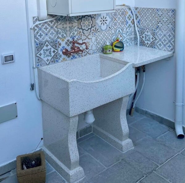 Lavabo in cemento da esterno levigato con marmo - immagine 4