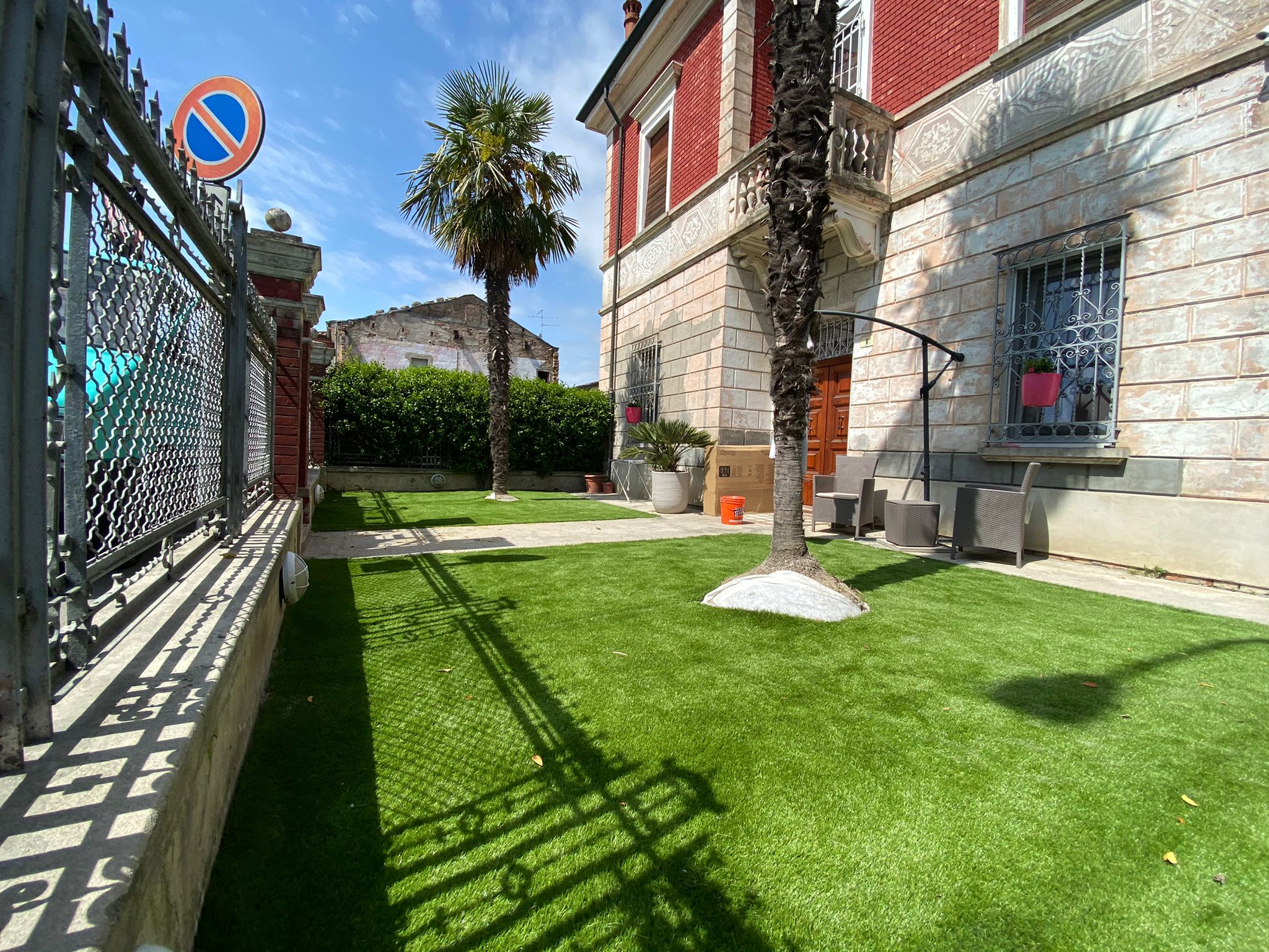 Erba sintetica in rotoli effetto realistico per giardini e terrazze Made in Italy "Superiore" - immagine 4