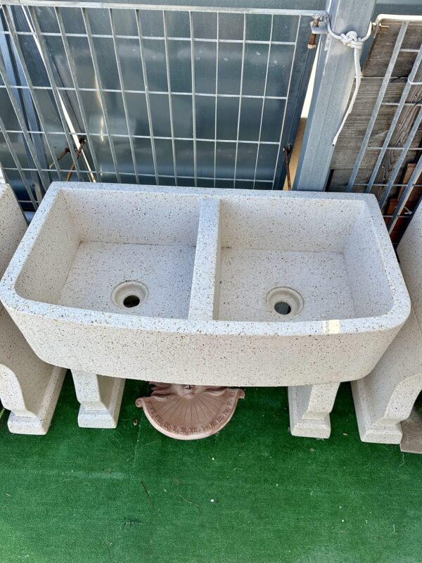 Lavabo 2 bocche per esterno in cemento levigato - immagine 2