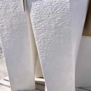 Vaso alto in cemento bianco a spirale