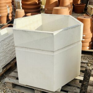 Vaso esagonale in cemento bianco fioriera