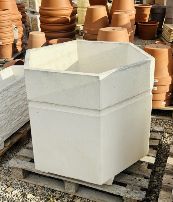 Vaso esagonale in cemento bianco fioriera