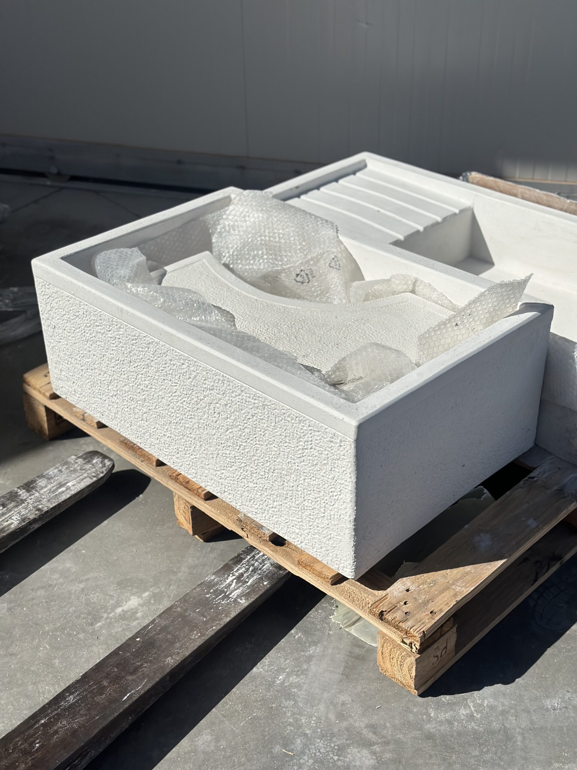 Lavello da giardino in cemento con supporti completo - immagine 2