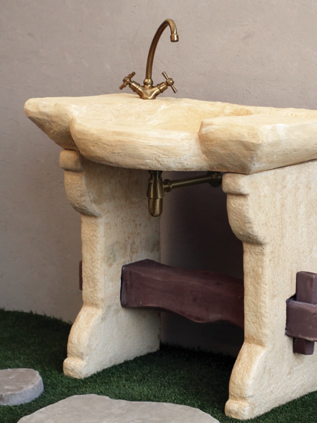 Lavabo antico in cemento con travetto marrone effetto legno - immagine 2