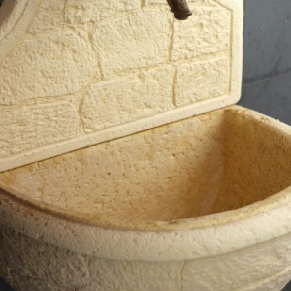 Fontana a muro in cemento e granulato di marmo. Realizzata nella finitura anticata. - immagine 4