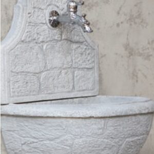 Fontana a muro in cemento e granulato di marmo. Realizzata nella finitura anticata.
