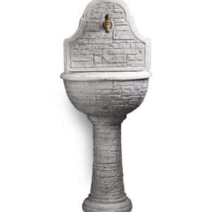 Fontana a muro in cemento e granulato di marmo. Realizzata nella finitura anticata.