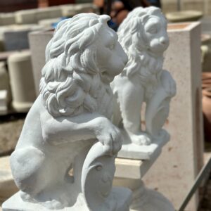 Statua Leone da esterno in cemento e granulato di marmo H55 “Coppia”