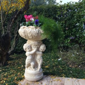 Statua porta vaso in cemento da esterno con due putti