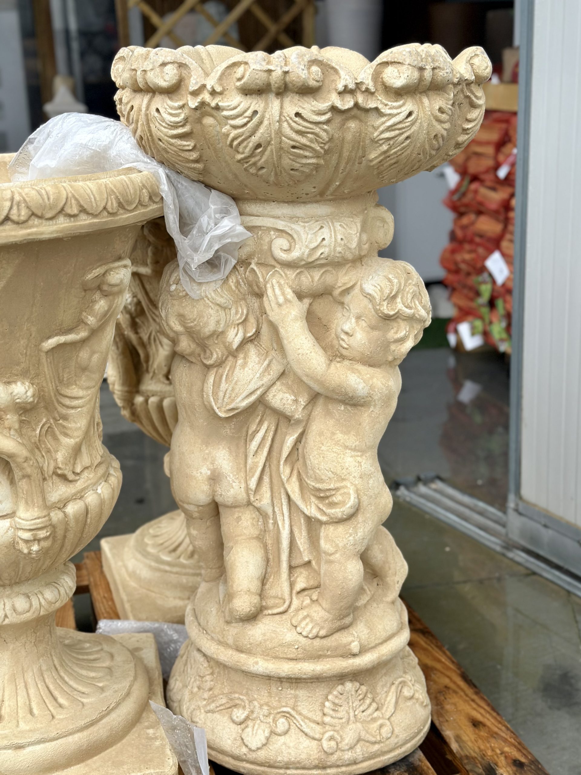 Statua portavaso da esterno con putti 3 misure 3 colore a scelta Bernina - immagine 2