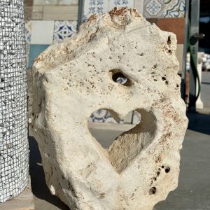 Cuore da giardino in pietra naturale del Salento h98 CM