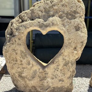 Cuore in pietra da giardino naturale del Salento h100xL87